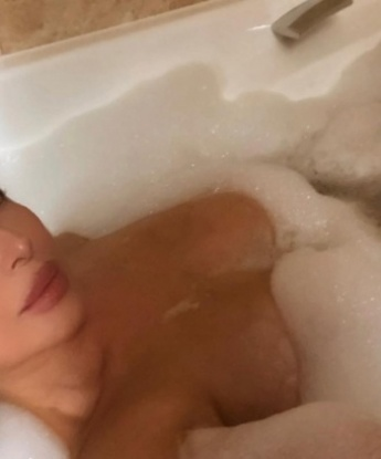 Встречи со мной - это настоящее путешествие в мир наслаждения и удовольствия. Живу в Москве, городе, где возможны самые смелые и запретные желания. Мои услуги включают все, что ты можешь себе представить - от страстных эротических массажей до острых ролевых игр. Отзывы о моей работе говорят сами за себя - мои клиенты остаются восхищены и всегда хотят вернуться ко мне снова. Погружайся в мой мир с помощью фото, которые не оставят тебя равнодушным. 🌹 Не упускай возможность исполнения своих самых смелых желаний со мной, и ты обязательно останешься доволен! 😘 398, 26 лет